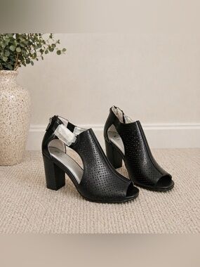 White Mountain Dreamy Black Strappy Block Heels Women’s Size 7M